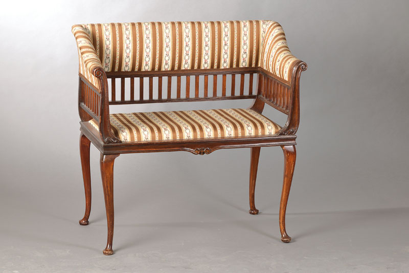 Kleines Canapé, wohl England, 20.Jh., Cabriole-Legs, sehr dekorativ, ca. 80x84x44 cm, SH. ca. 46 cm