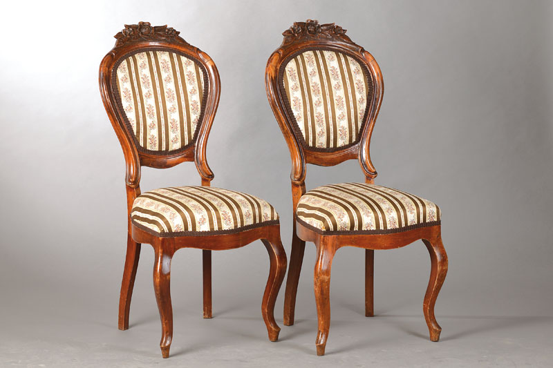 6er Satz Louis-Philippe-Stühle, um 1860/70, Buche massiv, typische geschweifte Form, feine florale Bekrönung, neu gepolstert u. bezogen jedoch mit ...