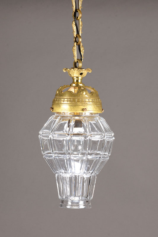 Laterne in Form einer Balustervase, deutsch, um 1900, Schirm Kristallglas in Rechtecke geschnitzt und facettiert geschliffen, Halterung Bronze in ...