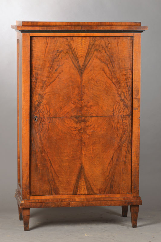 Herrenschrank sog. Chiffonier, süddeutsch, um 1810/20, Korpus Weichholz, Nussbaum furniert, Wurzelnussfurnier auf Kreuzfuge verlegt, Platte mit ...