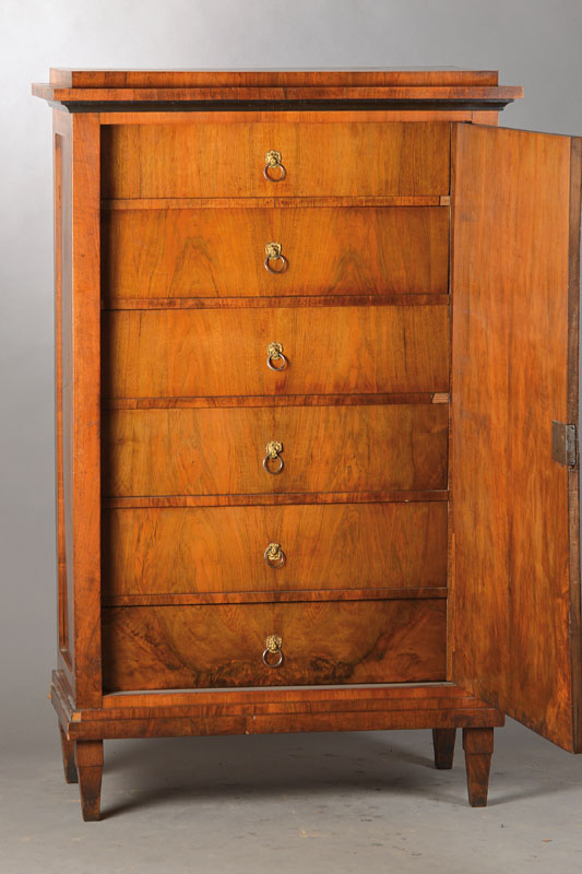 Detail a: Herrenschrank sog. Chiffonier, süddeutsch, um 1810/20, Korpus Weichholz, Nussbaum furniert, Wurzelnussfurnier auf Kreuzfuge verlegt, Platte mit ...