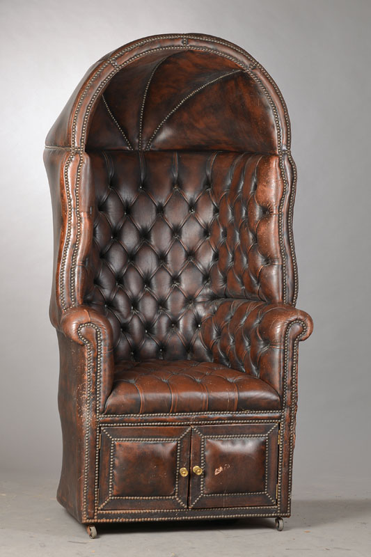Chesterfieldsessel, sog. Strandkorbform, England um 1900/10, Leder vielfach genoppt, sog. Baldachindach, reiche Nagelverzierung, 2 -türiges ...