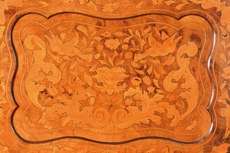 Detail a: Standsekretär, Holland, um 1850/60, Korpus Eiche massiv, abgeschrägte Ecken, integr. Schublade, unten 2-türig, Schreibplatte mit Leder beschlagen, ...