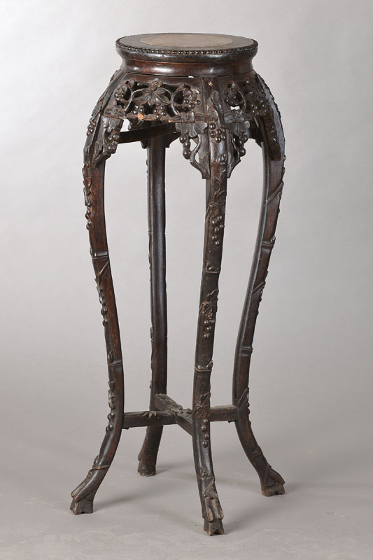 Blumentischchen, wohl Indonesien, um 1900, Rotholz, l. geschweift u. durchbrochen, integr. Marmorplatte, Kreuzsteg, vielfach verwendbar, H. ca. 92 cm