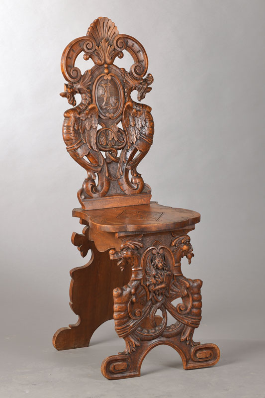 Sgabello, wohl Italien, um 1900, Nussbaum mass., hochfeine Bildhauerarbeiten, schwülstig halbplastische Fabelwesen, Rollwerke u. Akanthusblätter, ...