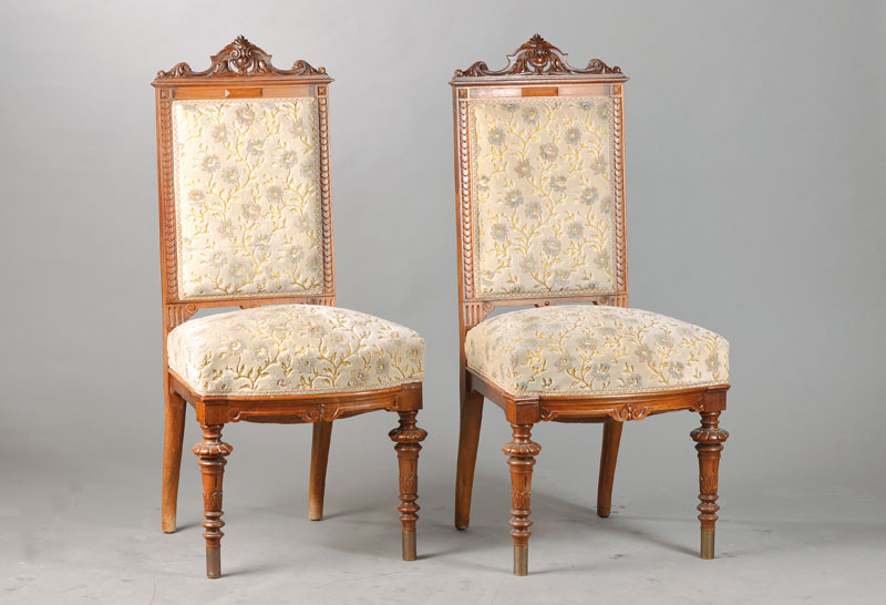 6er Satz Gründerzeitstühle, deutsch, um 1880/90, Nussbaum massiv, vielseitige Ornamentik darunter Münzfries, Quarder, Palmetten u. Akanthusblatt, ...