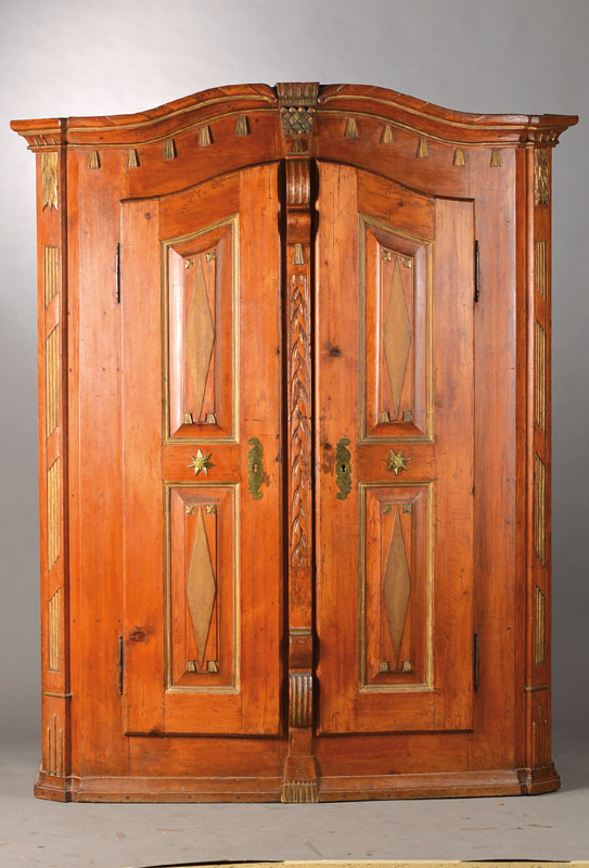 Bauernschrank, wohl Bodensee, um 1800/10, Weichholz lasiert wohl ehem. gefaßt, Türen aufRahmen gearbeitet mit applizierten goldfarbenen ...