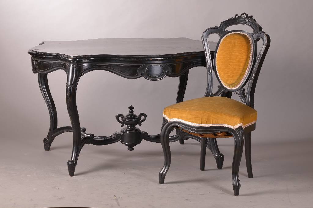 Salon-Tisch und 4 Stühle, um 1860/70, Louis-Philippe, Hartholz schwarz gefaßt, Tisch als console de milieu mit vielfacher Schweifung u.Vasensteg, ...