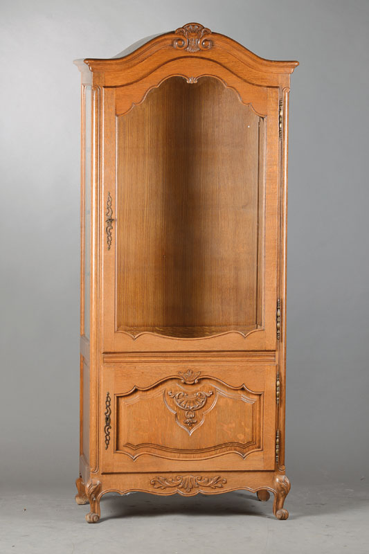 Vitrine, wohl Elsaß, um 1935/40, Eiche massiv, 2-türig, obere facettiert verglast, Seiten auch facettiert verglast, untere Tür mit vielfach ...