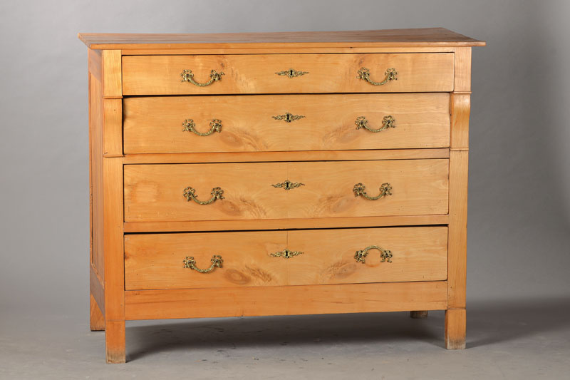 Kommode, Lothringen, um 1820/30, Kirschbaum furniert, z.T. doppelt gespiegelt, Empire- typische Blockform, 4-schübig, Stollenfüße, auf Rahmen ...