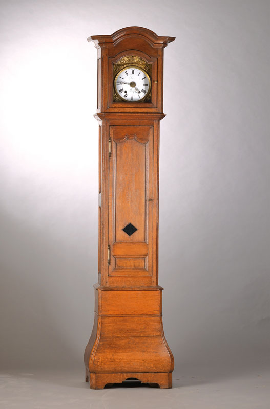 Standuhr, Frankreich, um 1860, verziertes Eichengehäuse, profiliert, Sockel gebaucht, abgeschrägte Ecken, Werk Comtoise, geprägte Messingumrandung ...