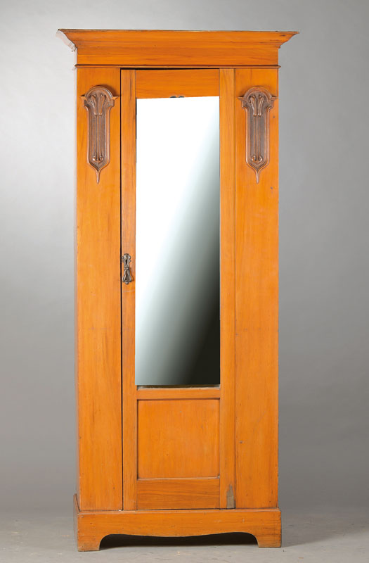 Garderobenschrank, deutsch, um 1900, Jugendstil, Kirschbaum mass., 1-türig verspiegelt, flankiert von Jugendstil- Ornamenten, Innenleben mit alter ...