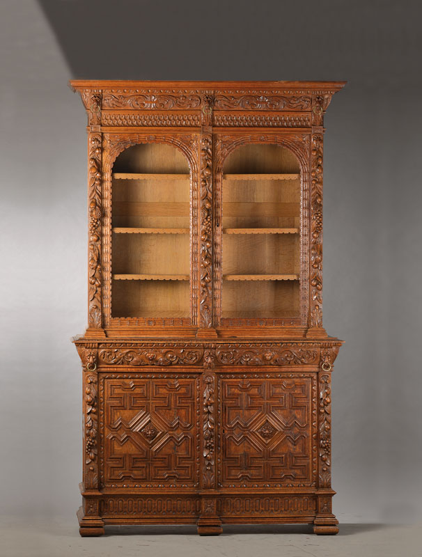 Aufsatzvitrine, Holland bzw. Belgien, um 1870/80, Eiche mass., üppig geschnitzt: Löwenköpfe, Fruchtgirlanden, Schuppenfriese, Arabeske, ...