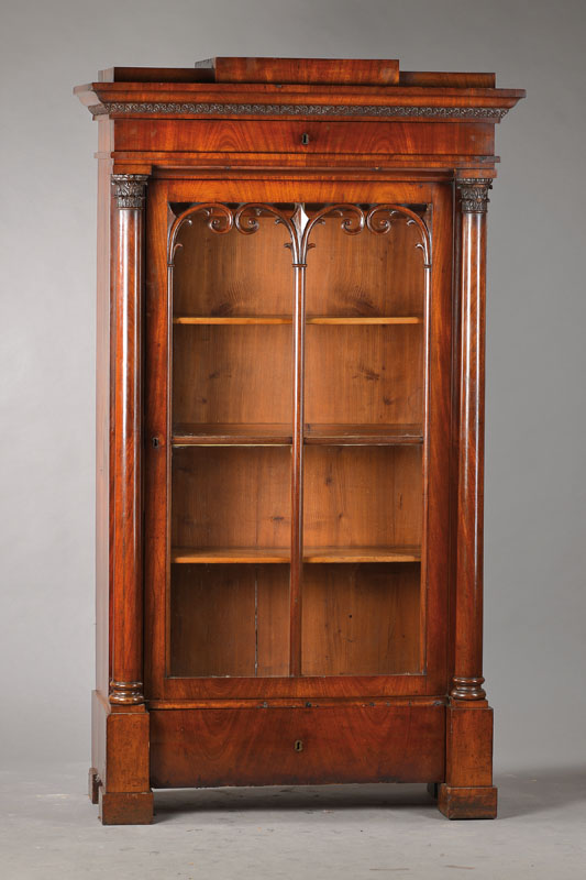Vitrine, wohl um Berlin, 1840/50, Mahagonifurnier, Platte mit typischem Kantprofil, Palmettenfries, Kopfschub, 1-türig mit alter Verglasung u. orig. ...