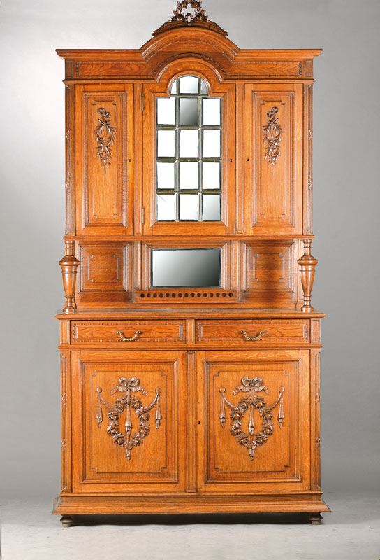 Aufsatzmöbel, um 1880/90, Eiche massiv, Aufsatz 3-türig, mittige Tür vielfach facettiert verspiegelt, geschwungener Giebel, Kredenz 2-schübig u. ...