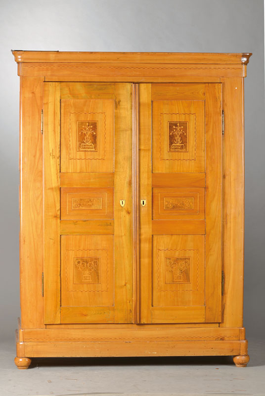 Biedermeierschrank, südwestdeutsch, Elsass, um 1840/50, Kirschbaum mass., 12-fach kassettiert, auf Rahmen gearbeitet, Frontfüllungen mit feiner ...