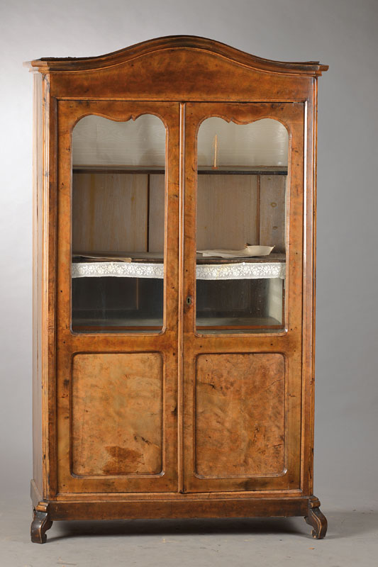 Vitrine, deutsch, um 1860/70, Nussbaum bzw. Wurzelnussfurnier, 2-türig alt verglast, Rahmen weich geschweift u. abgerundet, Innen Einlegeböden u. ...