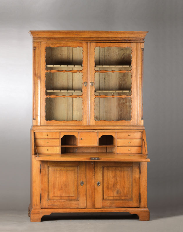 Aufsatzsekretär, 18.Jh., Eiche mass. Vitrinenaufsatz um 1835/40, Sekretär aus alten Teilen ergänzt, Aufsatz mit feiner Profilierung, seitl. ...