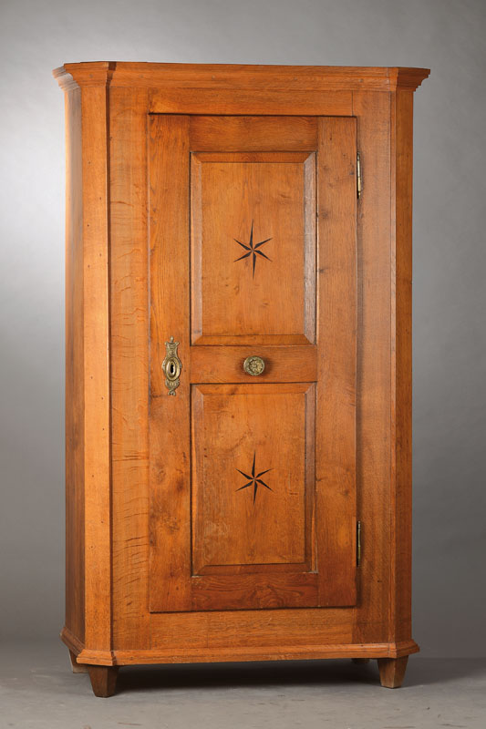 1-Türiger Schrank, wohl Hessen, um 1810, Eiche mass., doppelt kassettiert mit eingelegter Kompassintarsie, orig. Schnappschloss, wenige ...