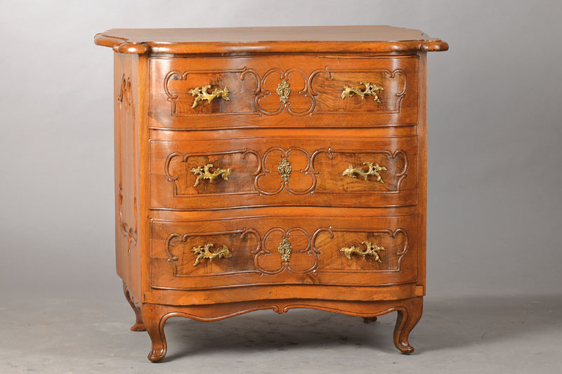Barockkommode, wohl Nordhessen, um 1750, Eiche massiv u. Nussbaum furniert, frontseitig doppelt geschweift, 3-schübig, butterweiche geschwungene ...