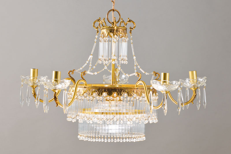 Deckenlüster im klassizistischen Stil, Frankreich, frühe 30er Jahre, fein ornamentierter Zierfries an Rundstab abgehängt mit kompl. u. gereinigtem ...