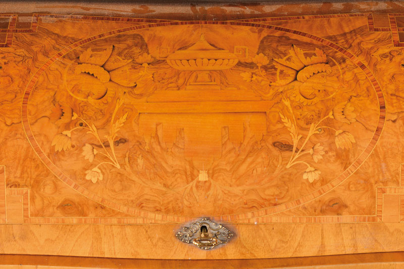Detail a: Damensekretär, 2.H.20.Jh., Nussbaum- u. Wurzelnussfurnier, Rollklappe mit klassischer Vasenintarsie, Gestell 3-schübig, nach Vorbildvon 1760, ...