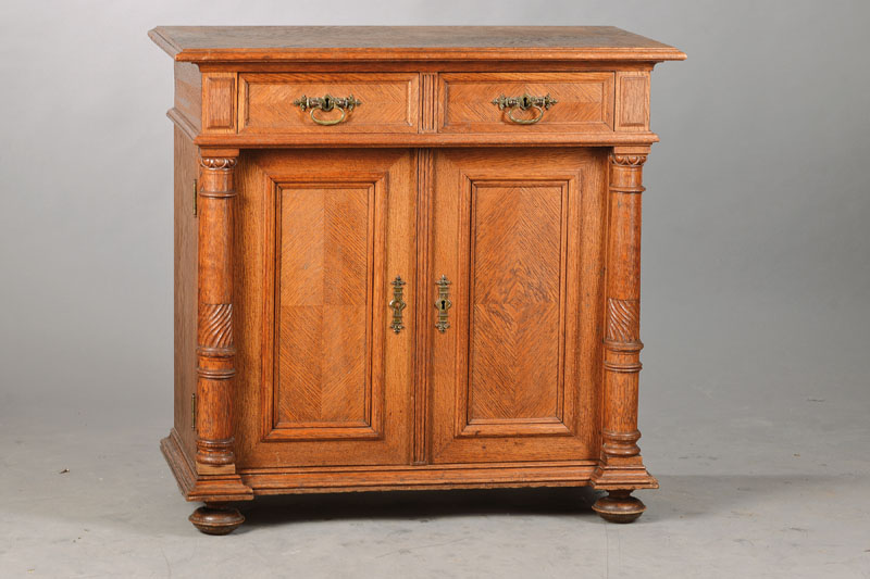 Halbschrank, deutsch, um 1880/90, Eiche massiv z.T. auf Kreuzfuge gearbeitet, vorgestellte Halbsäulen, 2-türig u. 2-schübig,orig. Schlösser, ...