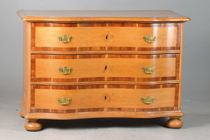 Barockkommode, um 1760/1770, Eiche massiv, Bandintarsie in Pflaume, doppelt geschweift, orig. Beschläge, 3-schübig, Schlösser sek. Rückwand z.T. ...