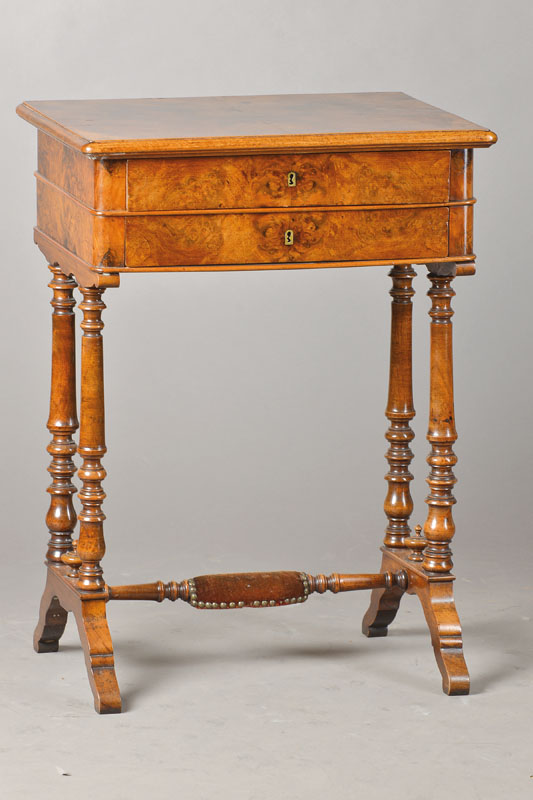 Nähtischchen, deutsch, um 1870/80, Nussbaum gespiegelt u. umlaufend furniert, 4 reich gedrechselte Beine mit H-Steg, dieser mit Fußablage, ...