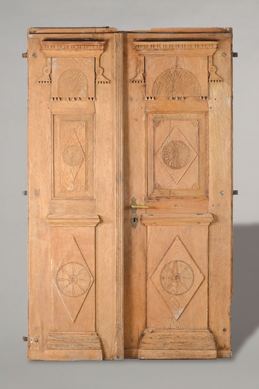 Haustür, Pfalz, um 1800,, zwei Flügel, Klassizismus, Eiche massiv, mit Schnitzreien, orig. Schloß - und Drücker, orig. Riegel und Bänder, ...
