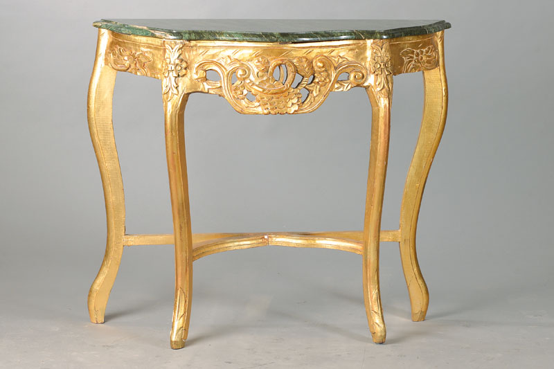 Konsole, wohl Frankreich, 1.H.20.Jh., Holz goldfarben gefaßt, nach Vorbild von 1740/50, floraler Dekor z.T. in Durchbrucharbeit, dekorativ, ...