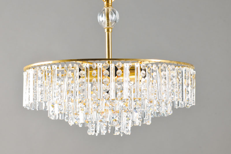 Deckenlampe, 2. Hälfte 20. Jh., mit vier Abhängungen, 6 Brennstellen, Kristallgehänge, H. 20 cm, 40 cm