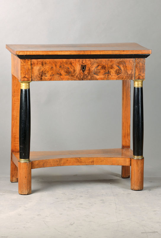Biedermeierkonsole, um 1820, Nussbaummaserholz furniert, geschwärzte Vollsäulen mit feinen Messingkapitellen, 1-schübig mit sek. Schloss,untere ...