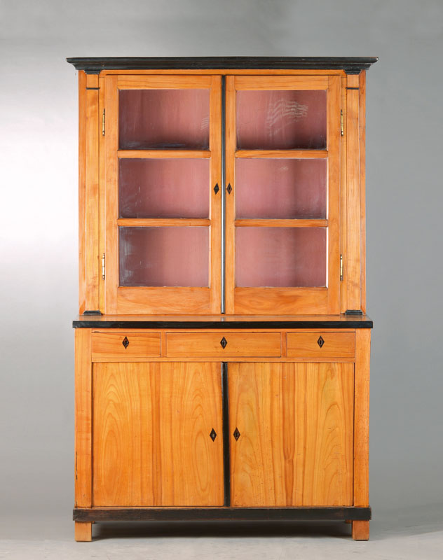 Aufsatzvitrine, Biedermeier, um 1820, Kirschbaum massiv und furniert, partiell geschwärzte Profilleisten, Aufsatz 2 -türig alt verglast mit 3 ...