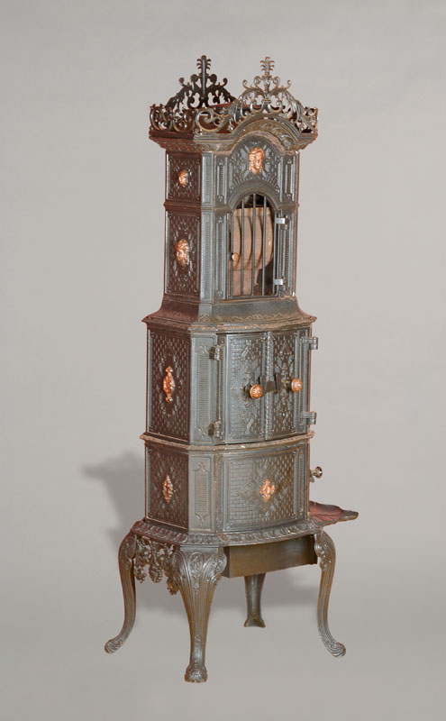 Ofen, Christensen Nyköping, um 1890, Gußeisen, allseitig releifierte Platten, partiell bronzefarben gehöht, Krone in Durchbrucharbeit, ohne ...