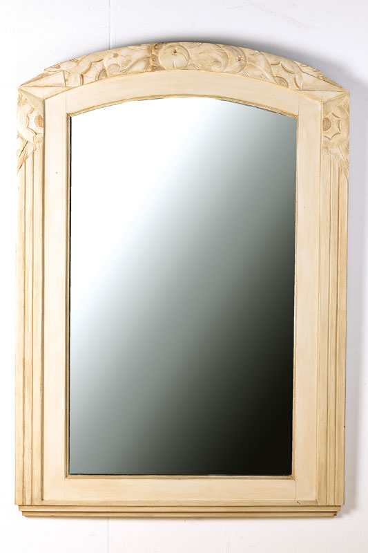 Wandspiegel, Frankreich, 1930er Jahre, Art Deco, Holzrahmen geschnitzt und weiß gefaßt, Obstdekor, facettiertes Glas, altersbedingte ...