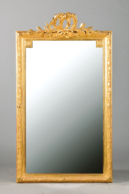 Wandspiegel, Frankreich, um 1900, Holzrahmen gestuckt und goldfarben gefaßt, facettierter Glaseinsatz, Bekrönung in Form zweier Lorbeerkränze