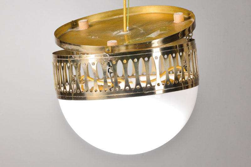Deckenlampe, Österreich, Entwurf 1905, Ausformung 1970er Jahre, Messingmontur Milchglasschirm, Elektrifizierung nicht geprüft,