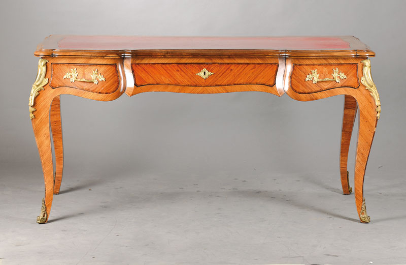 Prachtvolles Bureau plat, 2.H.20.Jh., nach Franz. Vorbild von 1730, Rosenholz z.T. vielfach auf Kreuzfuge verlegt, Schubladenkonstruktion in Eiche, ...