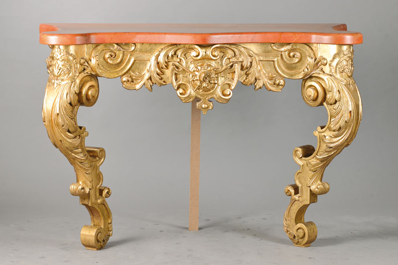 Wandkonsole, um 1900, Weichholz goldfarben gefaßt, nach franz. Vorbild von 1710, Vorderbeine vollplastisch als Akanthusblattrollen ausgearbeitet, ...