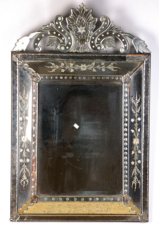 Wandspiegel, Venedig, um 1920, facettiertes Kristallglas, Spiegelfolie stellenweise korrodiert, mittleres Glas erneuert, floral geschliffen, Gebr.- ...