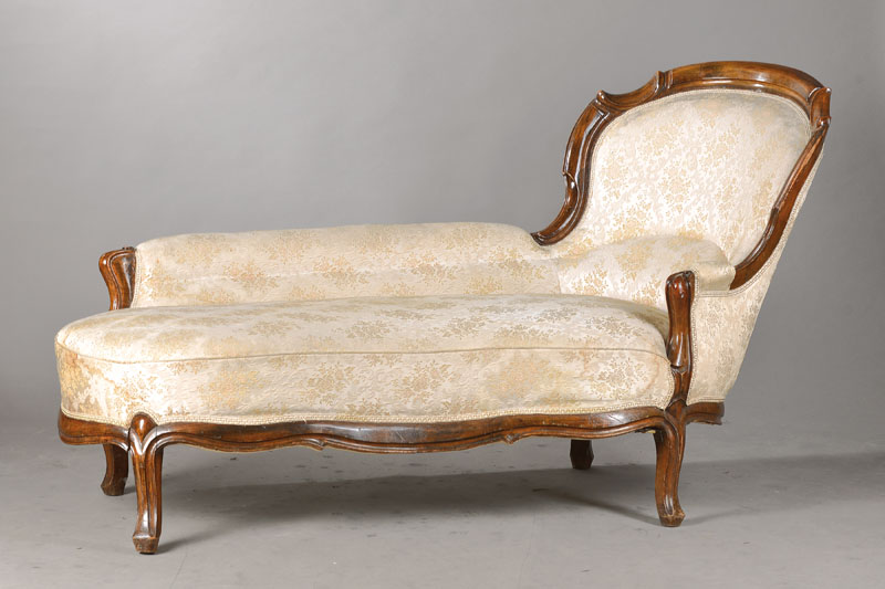 sog. Chaiselongue, um 1860, Buche massiv, allseitig geschweifte Form, im Rokoko-Stil, geschnitzt u. gerieft, gewölbte Lehne mit langer rechter ...