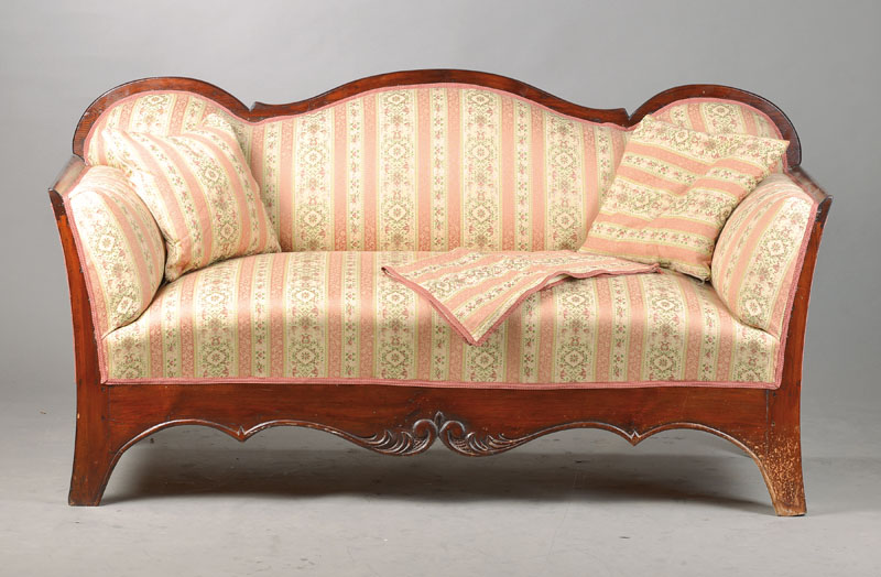 Zierliches Louis-Philippe-Sofa, um 1860/70, Weichholz auf Mahagoni gebeizt, Lehne u. Zarge 3-fach geschweift u. gekröpft, Zargen mit kl. ...