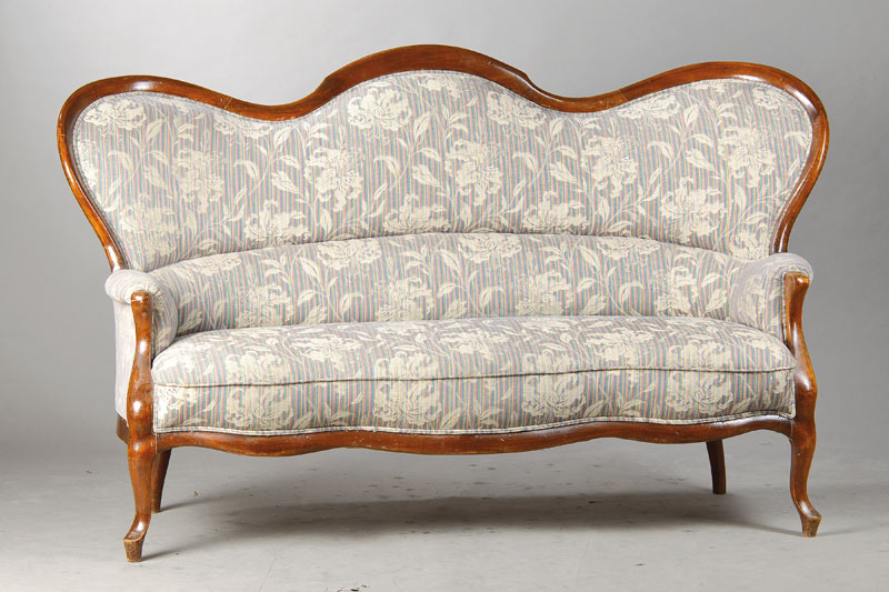 Geschwungenes Sofa, sog. Canapé Causeeuse, wohl Frankreich, um 1860/70, Nussbaum u. Buche massiv, Lehne 3-fach geschwungen, neu gepolstert u. ...