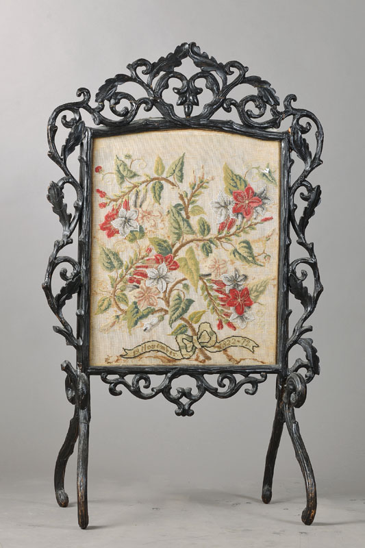 Ofenschirm, Holz geschwärzt in Gußeisenoptik, Rokoko-Stil, Goblin-Stickerei unter Glas, dat. "19. November 1822-72", Neuverleimung empf., ...