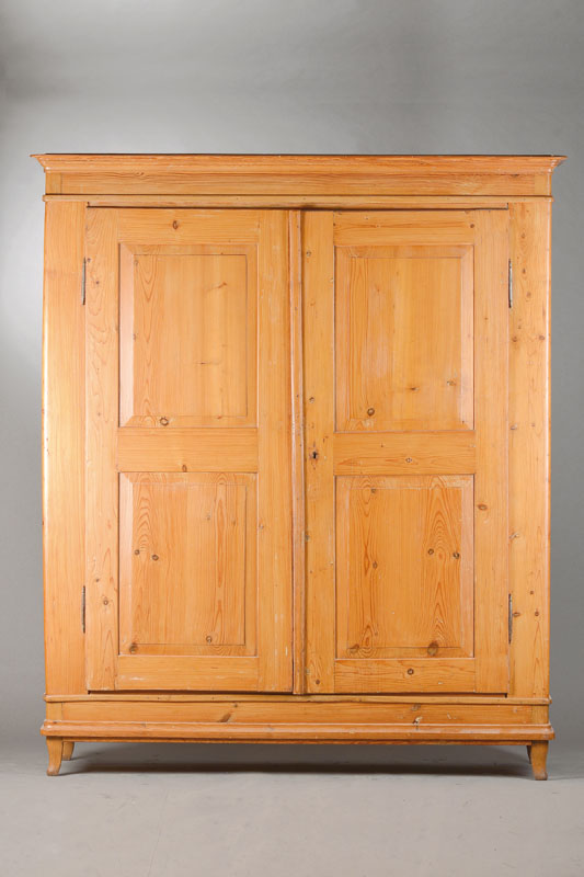 Biedermeierschrank, wohl Baden, um 1830, Weichholz, komplett auf Rahmen gearbeitet, 8-fach kassettiert, Innenleben in Tapette ausgekleidet, 4 ...