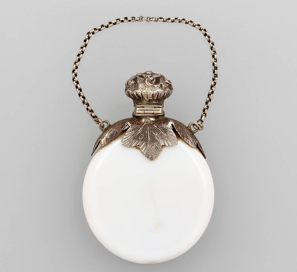 Parfumflakon aus Milchglas, deutsch um 1900, Montur floral grav., mit Sicherheitskettchen, mit Orig.-Stöpsel