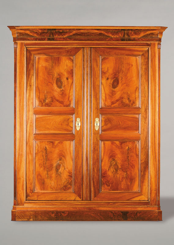 Louis-Seize-Schrank, südwestdeutsch, um 1780- 1800, Nussbaum massiv u. furniert, auf Rahmen gearbeitet, 12-fach massiv kassettiert,Gesims reich ...