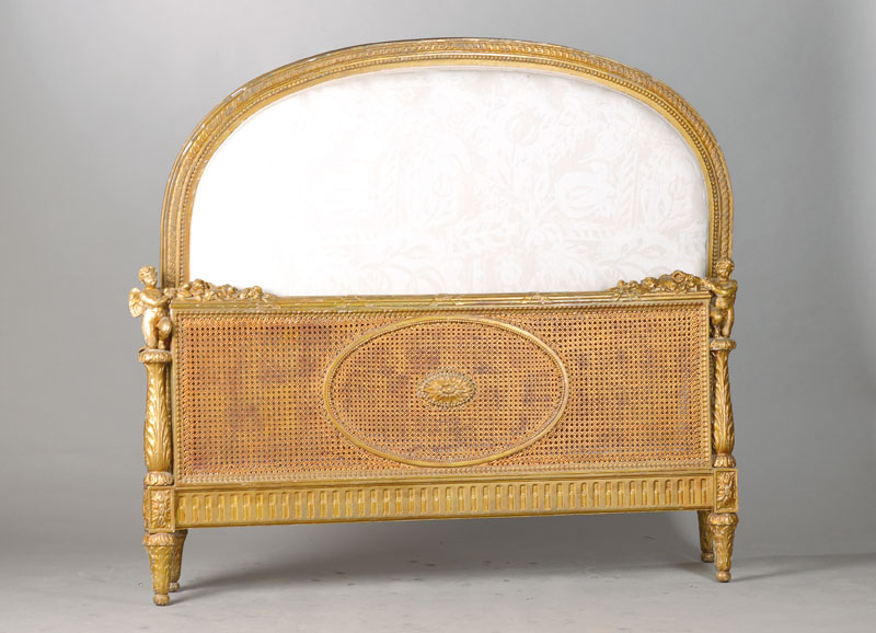 Ehebett, sog. Grand lit, wohl Frankreich, um 1900/10, Holz gestuckt u. goldfarben gefaßt, Fußteil mit orig. Geflecht u. seitl. Puten, Kopfteil mit ...