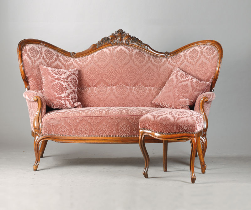 2-Sitzer Sofa, sog. Canapé Causeeuse, um 1860/70, Nussbaum u. Buche massiv, 3-fach geschweift, stilytypische Form des Louis- Philippe, feine florale ...